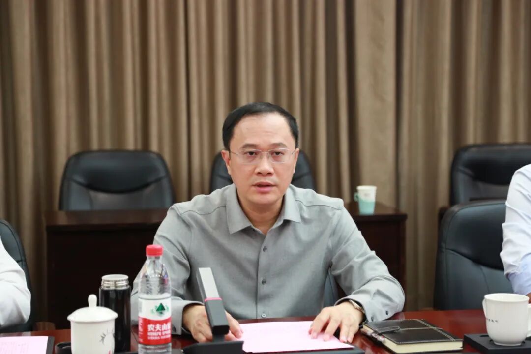 胡德明与海口市秀英区委书记符勇座谈