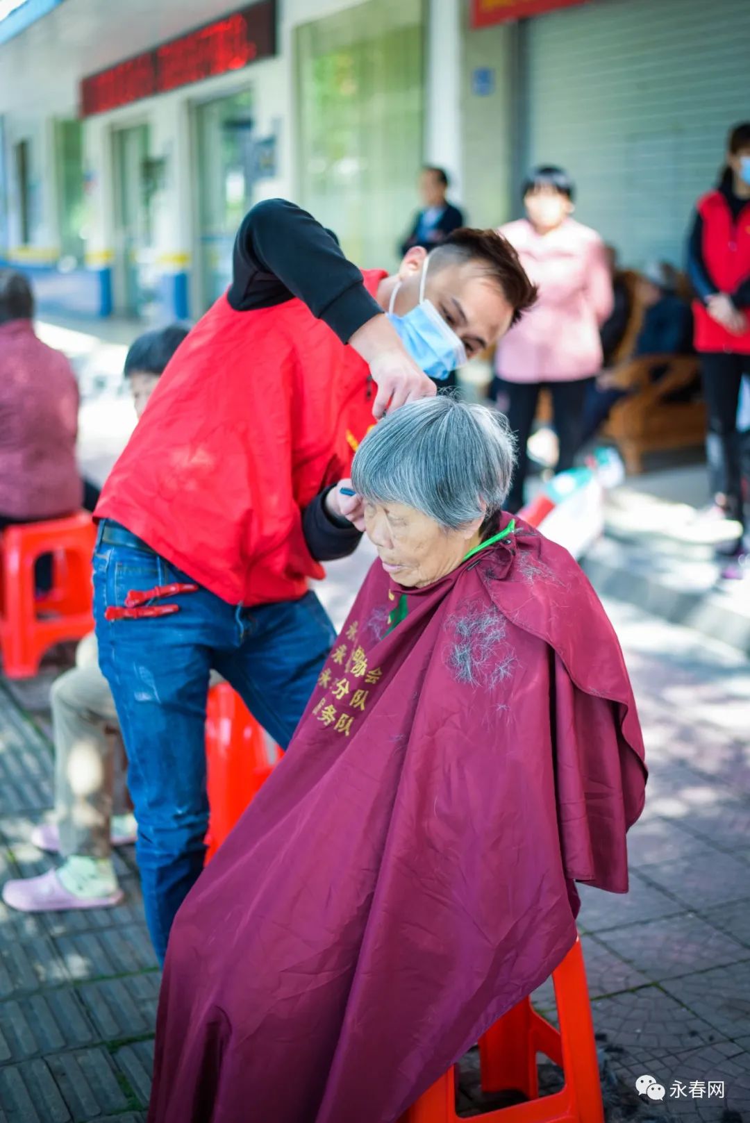 盼着盼着疫情后的第一场义剪活动终于来了阳光明媚与爱同行