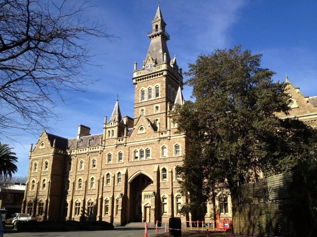 大学,始建于1853年,是坐落于澳大利亚墨尔本的世界顶尖研究型大学,南