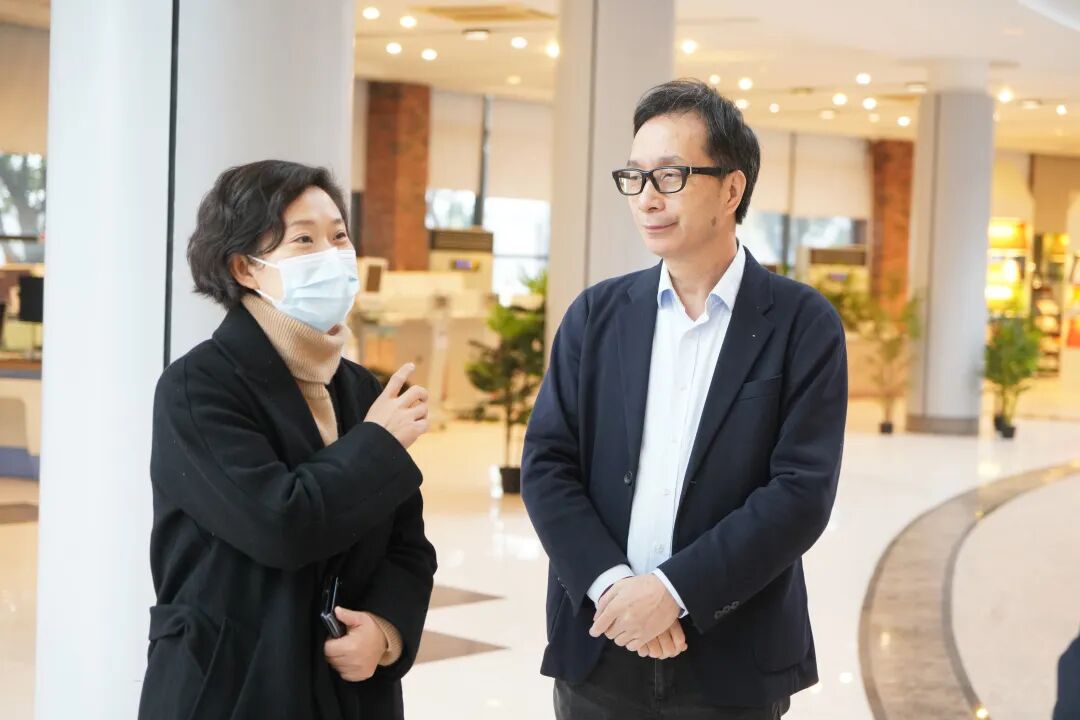 渝北区副区长杨熳(图左)领导们对金山科技取得的发展成就给予了肯定