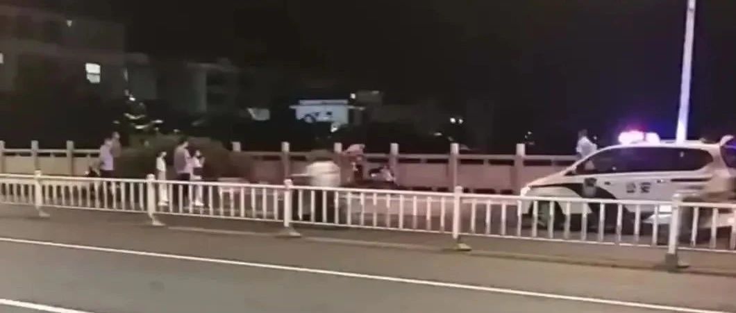 想不开？玉林南江桥头有一女子要跳江轻生，被救起！