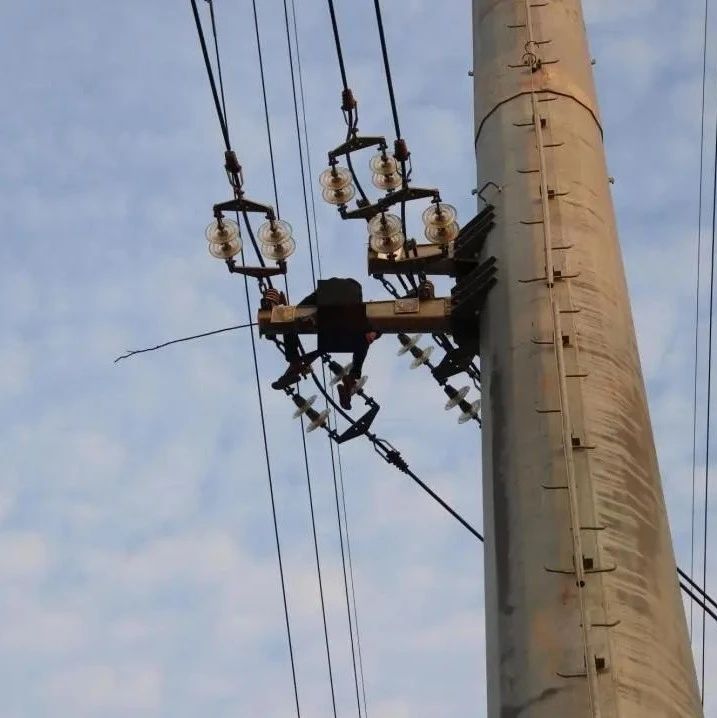 悲痛！25岁男子触电身亡，身体倒挂在电线杆上！