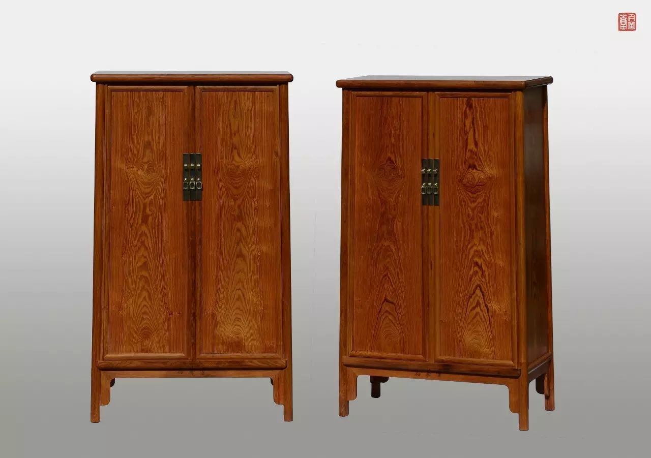 柜顶有柜帽,转角呈圆弧形,柜柱脚也相应的做成外圆内方,柜体上小下大