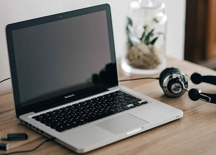 电脑双屏幕一个显示一个黑屏 笔记本开机黑屏？照这4步排查解决，一点也不难！