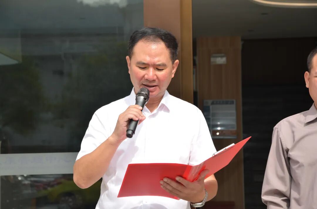 干部及项目承建方代表参加揭牌仪式。县卫生健康局局长陆建明主持活动。