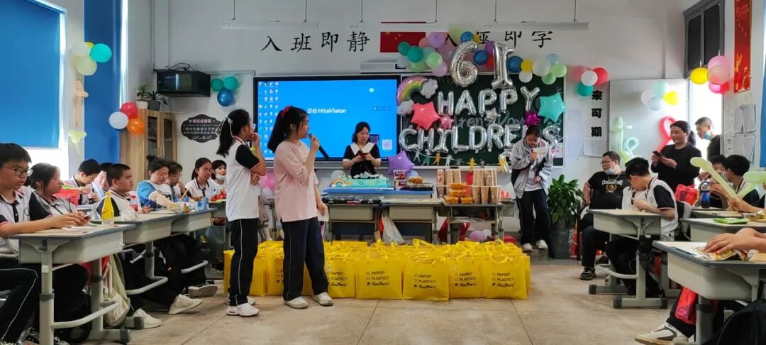 龙港十二中七年2班集体合影告别童年.