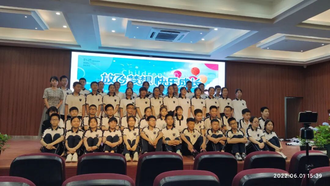 龙港三中团建带队建庆六一,副书记李甫栋给同学们上主题团课.
