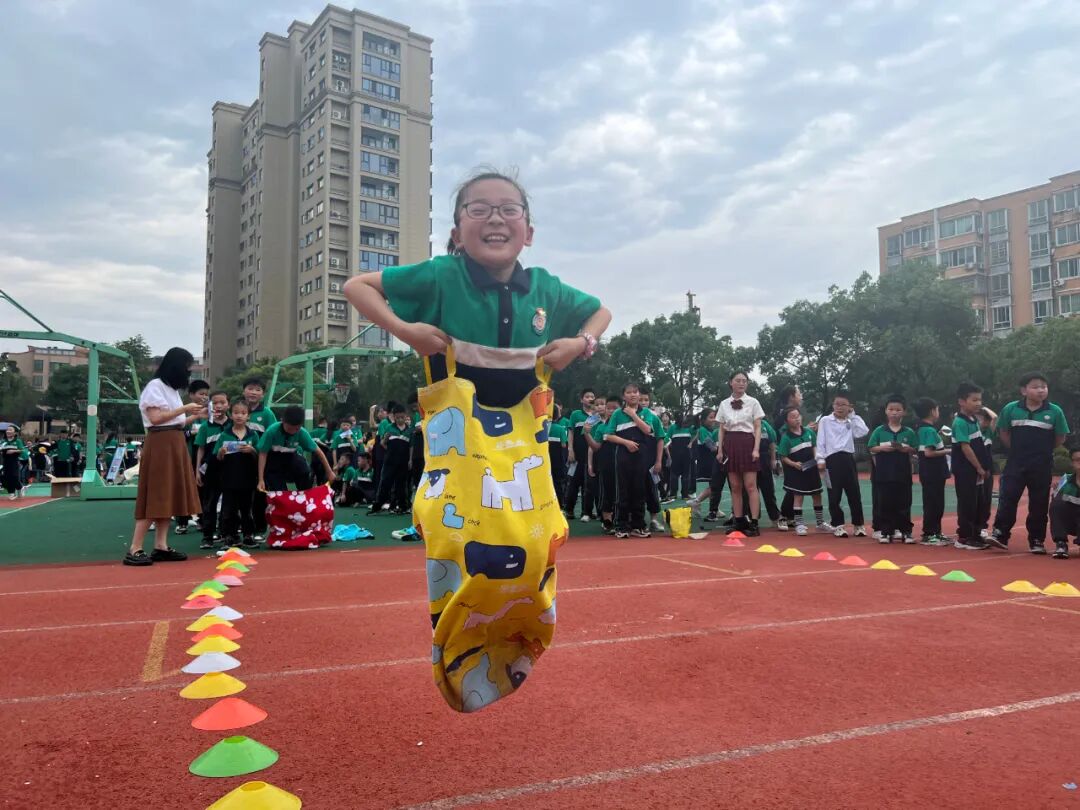 龙港三中团建带队建庆六一,副书记李甫栋给同学们上主题团课.