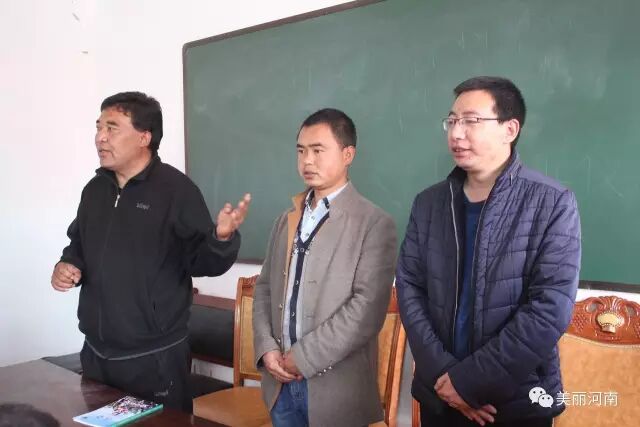 曲格寺民管会主任旦增尖措代表全体学员感谢提供此次补习班的教学设备