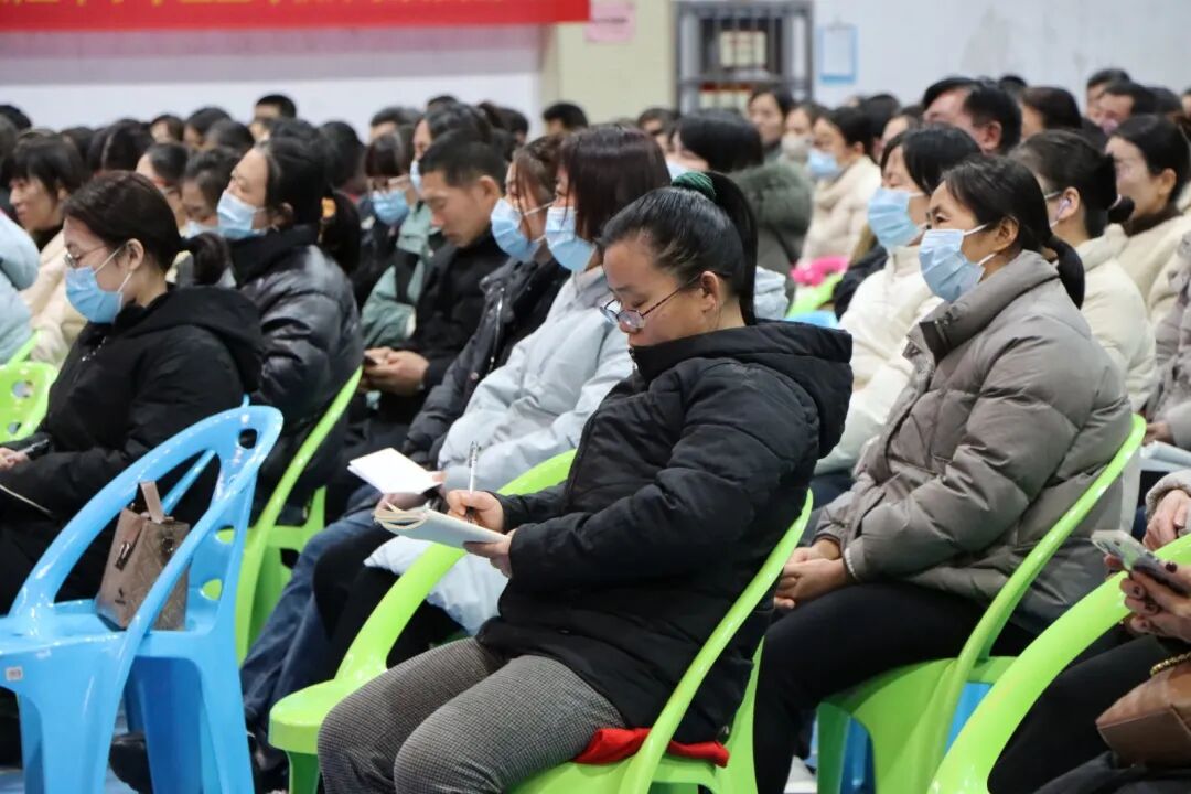 日照市东港区检察院走进日照市实验中学开展法治教育培训