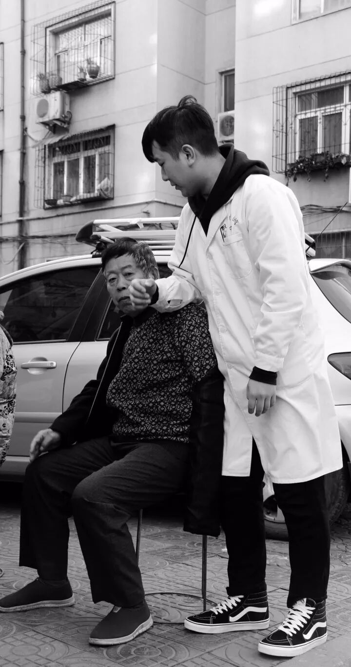 小雪节气来义诊 寒冬时节送健康