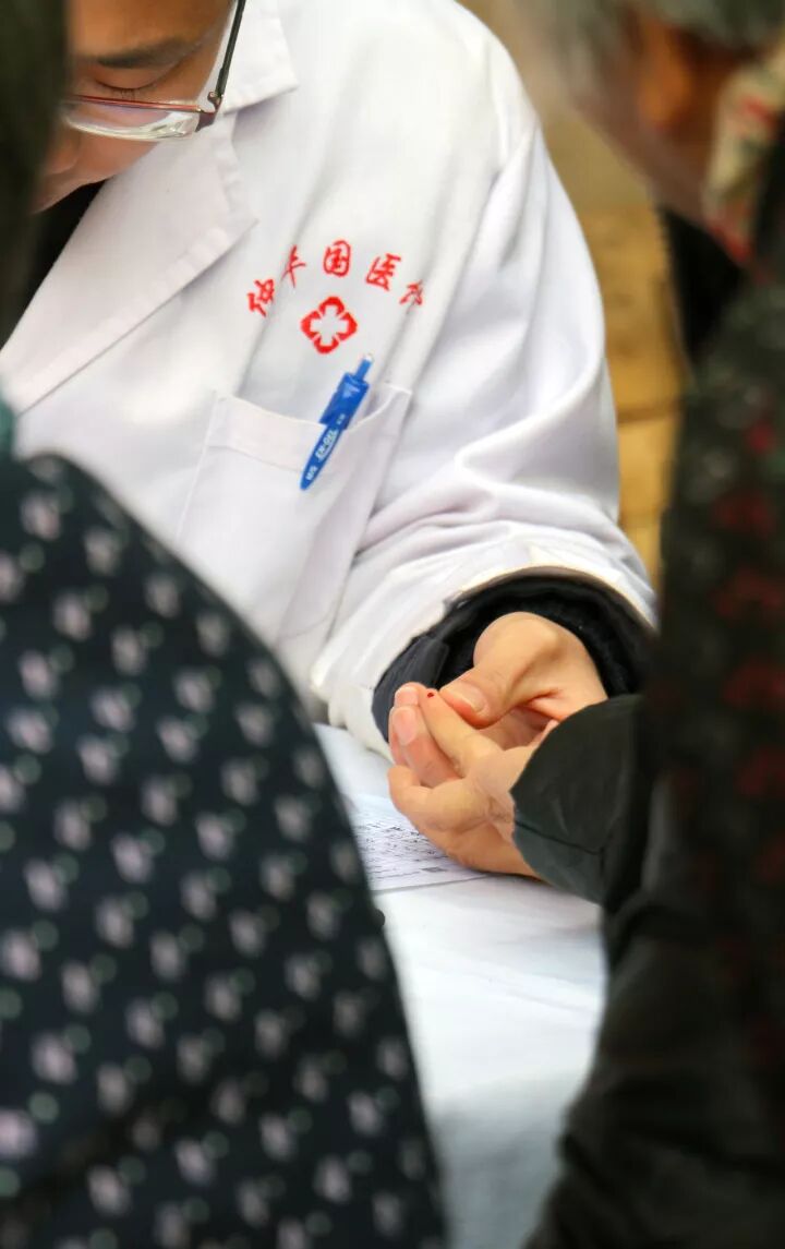 小雪节气来义诊 寒冬时节送健康