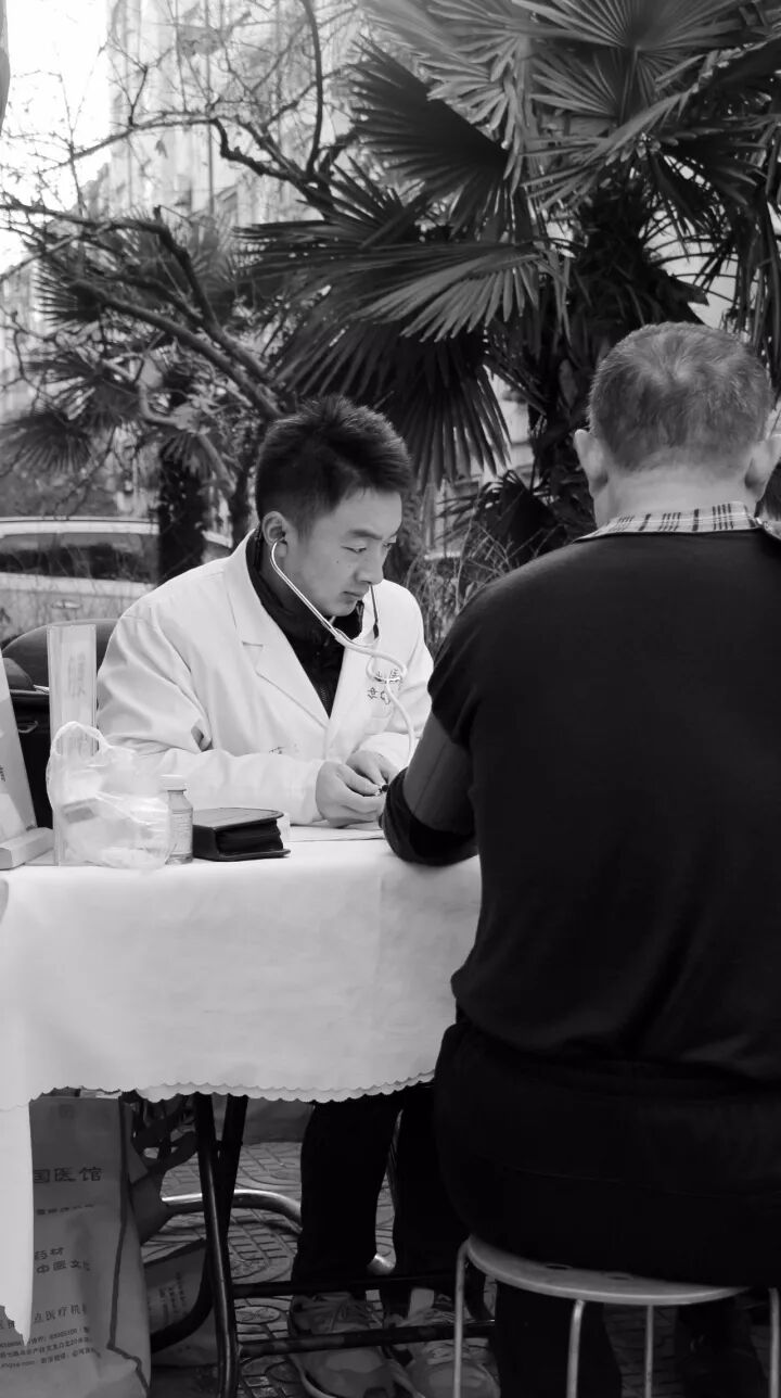 小雪节气来义诊 寒冬时节送健康