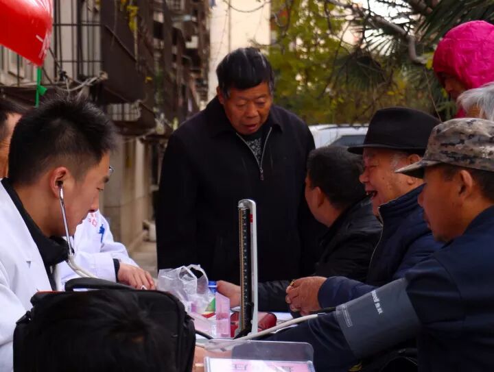 小雪节气来义诊 寒冬时节送健康