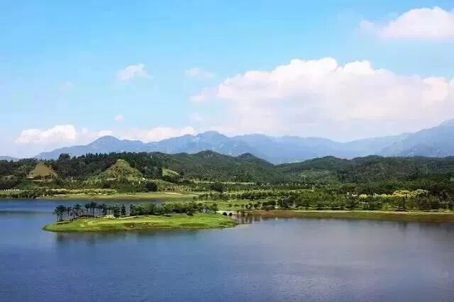 环境优美的国际五星酒店,坐落于惠州汝湖镇,是理想的度假胜地.