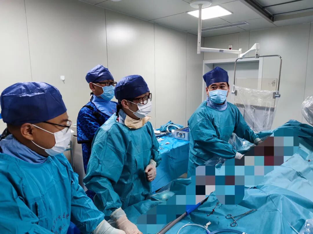 胸背隐痛不适，一查竟是濒临破裂的“致命炸弹”，血管外科微创治疗精准“拆弹”