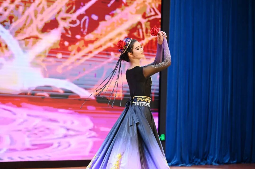 节目10新疆舞《巴郎仔》