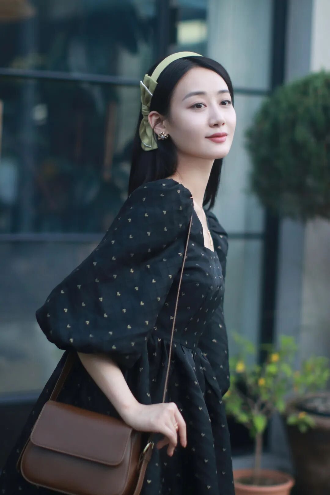 宋美洁是一枝柳条,在温暖和煦的春风中拔高,不急不