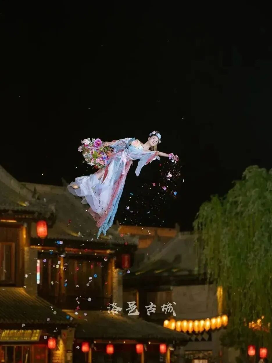 河南一景区演员上演“仙女散花”