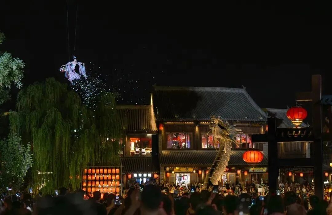 河南一景区演员上演“仙女散花”