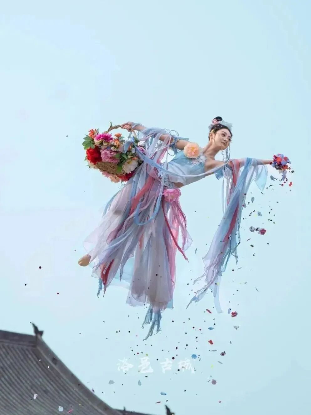 河南一景区演员上演“仙女散花”,洛阳又炸了！30 万片花瓣从天而降，这才是刻进 DNA ..