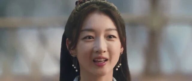 脖子前倾五官乱飞，扣图扣掉半块脑袋，这届神仙质量不太行！