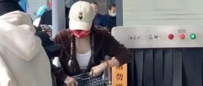 李小璐因一个举动被指责，甜馨搬行李摔倒，自己却拿小包不离手机！