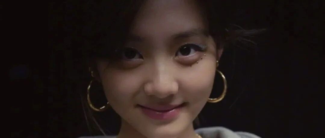 黄磊大女儿多多16岁庆生照曝光，戴超大金耳环打扮成熟，妆容精致颜值高