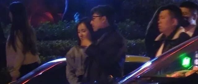 王岳伦深夜搂美女回酒店一夜未出，次日拥抱告别，疑再次婚内出轨！