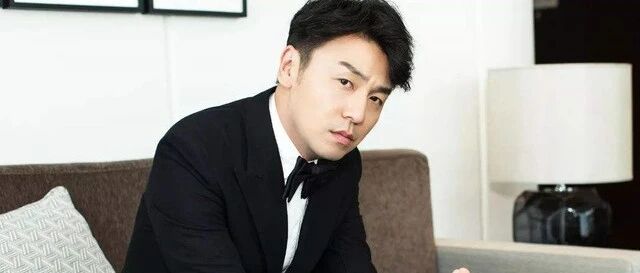 雷佳音周一围晚会翻车，八人朗诵只他俩照台本念，全程低头无互动被批不敬业？