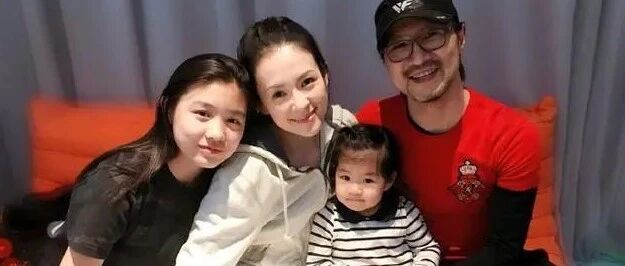 章子怡与继女关系微妙？不但独晒亲生女儿照片，一家出游也只带醒醒？