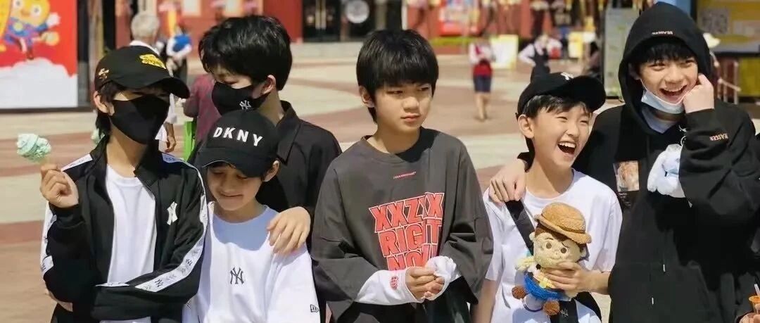 太扯了！养成系男团竟混进女生，隐瞒性别与公司签约，粉丝曾多次被骗...