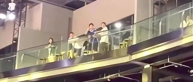 何猷君现场观赛与人起冲突，被骂私生子不堪入耳，本人回应显素质！