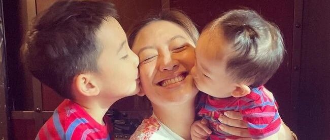 陈小春晒与小儿子合影，1岁小儿子发量惊人，与Jasper如复制粘贴！