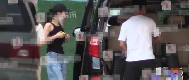 新恋情疑曝光？文章与美女吃宵夜同回公寓，获女方贴心擦汗戴帽