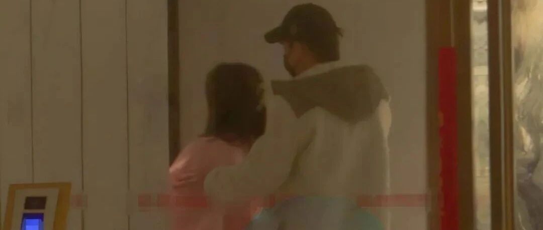 林更新携女友回家同居？主动为对方提重物，女方长相清纯颜值高！