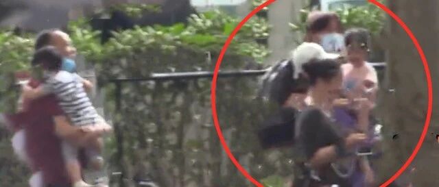 万茜神秘老公曝光，夫妻俩接两岁女儿放学，街边亲密投喂旁若无人！