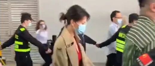 高圆圆出行阵仗大，30多位保镖手牵手护送，没人围观显尴尬……