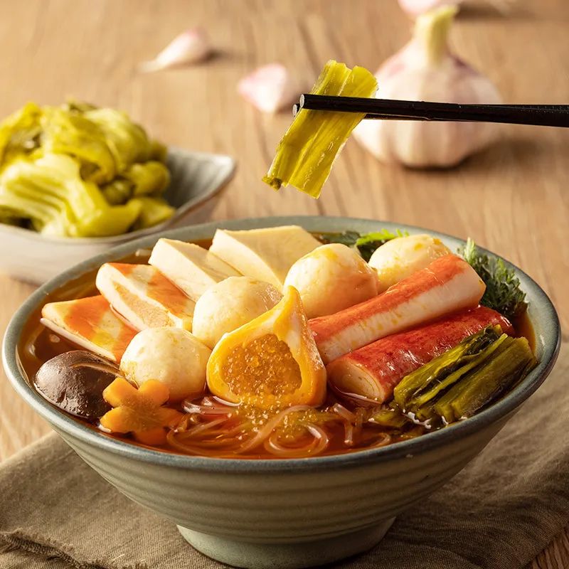 单身粮撩面系列关东煮。深海优质食材鱼丸、蟹排、蟹柳、海胆包、鱼豆腐+纯正红薯粉+慢炖浓香汤底,宵夜必吃的日式美食! 单身粮撩面系列关东煮。深海优质食材鱼丸、蟹排、蟹柳、海胆包、鱼豆腐+纯正红薯粉+慢炖浓香汤底,宵夜必吃的日式美食!