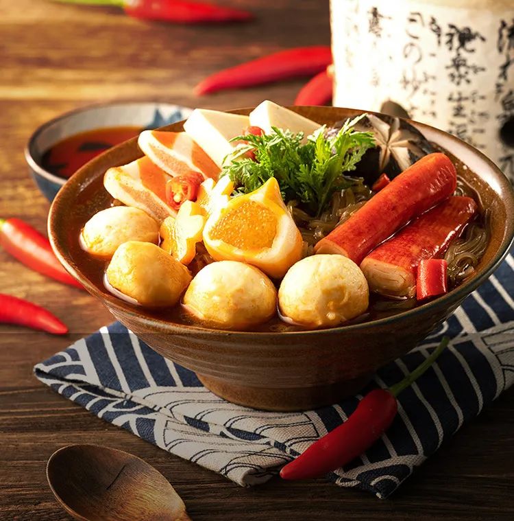 单身粮撩面系列关东煮。深海优质食材鱼丸、蟹排、蟹柳、海胆包、鱼豆腐+纯正红薯粉+慢炖浓香汤底,宵夜必吃的日式美食! 单身粮撩面系列关东煮。深海优质食材鱼丸、蟹排、蟹柳、海胆包、鱼豆腐+纯正红薯粉+慢炖浓香汤底,宵夜必吃的日式美食!