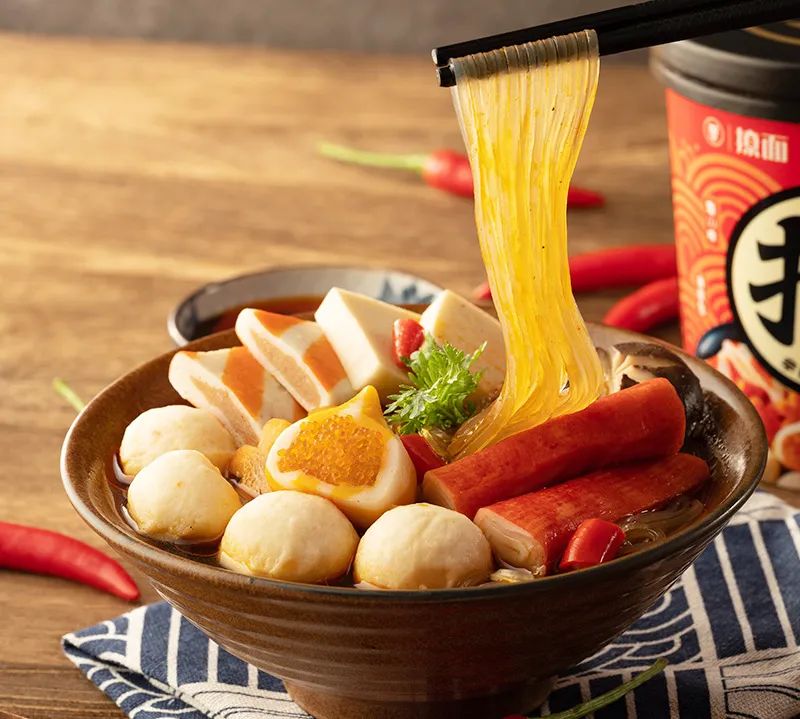 单身粮撩面系列关东煮。深海优质食材鱼丸、蟹排、蟹柳、海胆包、鱼豆腐+纯正红薯粉+慢炖浓香汤底,宵夜必吃的日式美食! 单身粮撩面系列关东煮。深海优质食材鱼丸、蟹排、蟹柳、海胆包、鱼豆腐+纯正红薯粉+慢炖浓香汤底,宵夜必吃的日式美食!