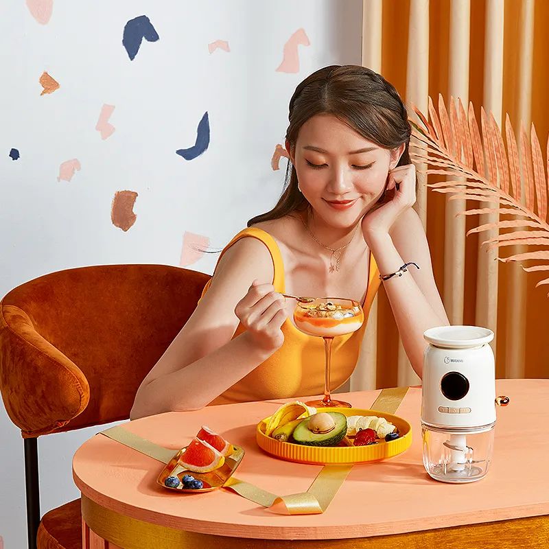 顽米wanmi称重料理机,自带智能秤、精确到0.1克,让厨房小白精准控制食材用量;4刀片S型3D切割、绞力强劲;还有超多赠品哟! 顽米wanmi称重料理机,自带智能秤、精确到0.1克,让厨房小白精准控制食材用量;4刀片S型3D切割、绞力强劲;还有超多赠品哟!