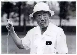 1921年,TA诞生于上海;1932年,刘长春穿着TA孤军奋战一个人的奥运;2020年,TA是屹立百年的国潮好货,TA是... 1921年,TA诞生于上海;1932年,刘长春穿着TA孤军奋战一个人的奥运;2020年,TA是屹立百年的国潮好货,TA是...