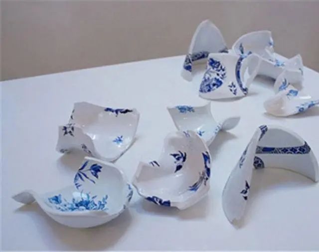 红花餐具18件套,松发瓷器荣誉出品,专为国家级会议提供国宴用瓷和礼品瓷!骄傲的使用“当代官窑”吃饭,让你的家更显档次 红花餐具18件套,松发瓷器荣誉出品,专为国家级会议提供国宴用瓷和礼品瓷!骄傲的使用“当代官窑”吃饭,让你的家更显档次