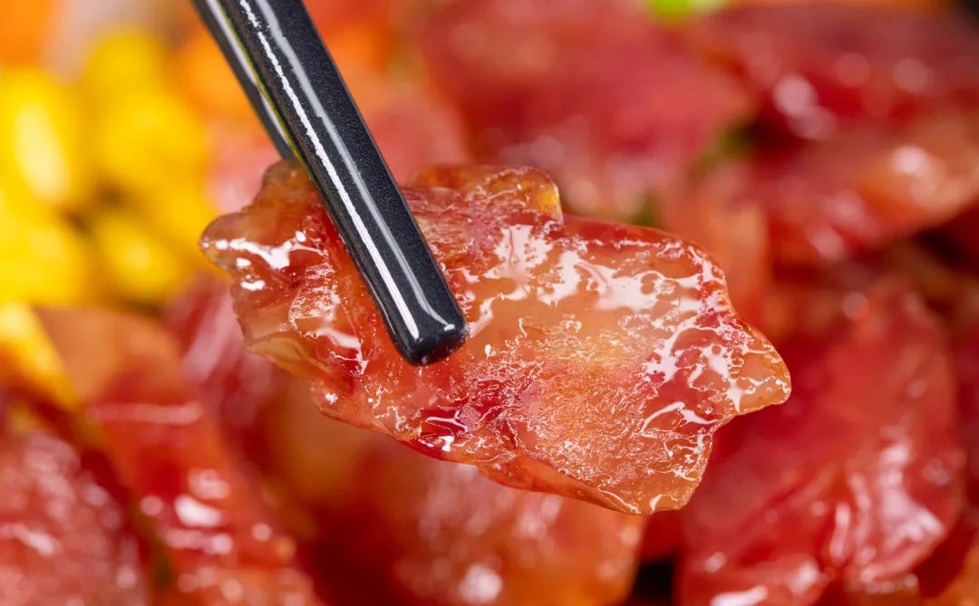 谢霆锋研制的锋味腊肠,严选三肥七瘦精致好肉,玫瑰露酒腌制,3种口味。礼盒款更有佛跳墙、藤椒鲍鱼、红烧鲍鱼3款锋味海鲜 谢霆锋研制的锋味腊肠,严选三肥七瘦精致好肉,玫瑰露酒腌制,3种口味。礼盒款更有佛跳墙、藤椒鲍鱼、红烧鲍鱼3款锋味海鲜