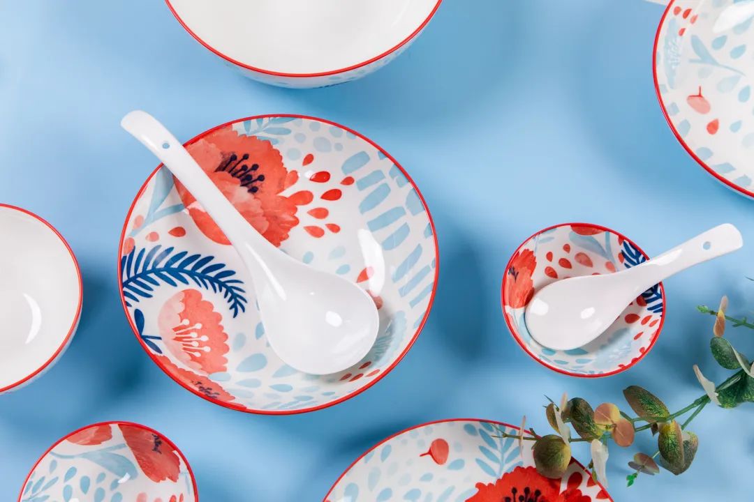 红花餐具18件套,松发瓷器荣誉出品,专为国家级会议提供国宴用瓷和礼品瓷!骄傲的使用“当代官窑”吃饭,让你的家更显档次 红花餐具18件套,松发瓷器荣誉出品,专为国家级会议提供国宴用瓷和礼品瓷!骄傲的使用“当代官窑”吃饭,让你的家更显档次