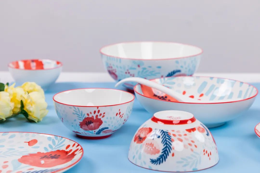 红花餐具18件套,松发瓷器荣誉出品,专为国家级会议提供国宴用瓷和礼品瓷!骄傲的使用“当代官窑”吃饭,让你的家更显档次 红花餐具18件套,松发瓷器荣誉出品,专为国家级会议提供国宴用瓷和礼品瓷!骄傲的使用“当代官窑”吃饭,让你的家更显档次