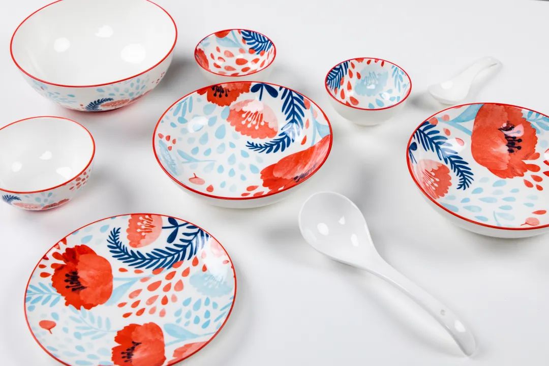 红花餐具18件套,松发瓷器荣誉出品,专为国家级会议提供国宴用瓷和礼品瓷!骄傲的使用“当代官窑”吃饭,让你的家更显档次 红花餐具18件套,松发瓷器荣誉出品,专为国家级会议提供国宴用瓷和礼品瓷!骄傲的使用“当代官窑”吃饭,让你的家更显档次