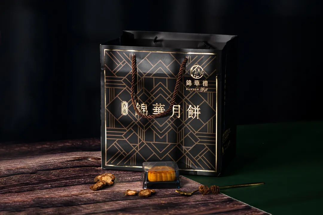 锦华黑松露广式月饼,中法日三位米其林大厨,历经三年联手打造,臻选全球多国原产地驰名食材。自吃爆爽,送礼超有面! 锦华黑松露广式月饼,中法日三位米其林大厨,历经三年联手打造,臻选全球多国原产地驰名食材。自吃爆爽,送礼超有面!