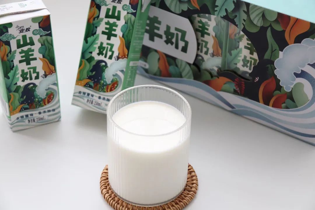 安牧山羊奶,营养比牛奶均衡、易吸收、温性不上火;专利技术双重去膻味、超香醇;自有牧场,优选瑞士莎能奶山羊、崂山奶山羊等优良品种 安牧山羊奶,营养比牛奶均衡、易吸收、温性不上火;专利技术双重去膻味、超香醇;自有牧场,优选瑞士莎能奶山羊、崂山奶山羊等优良品种